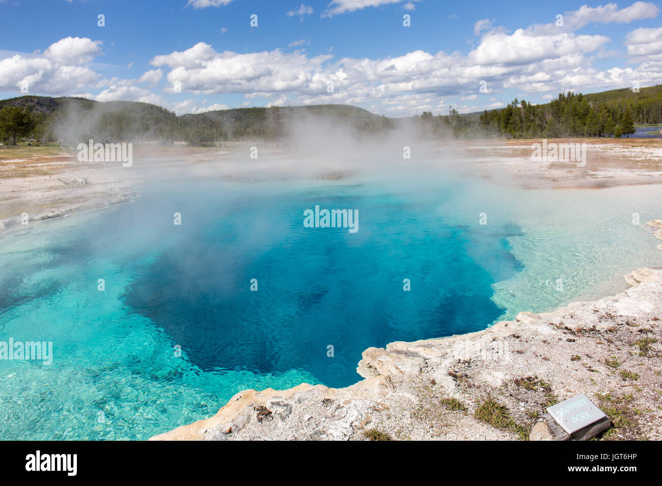 Sapphire Pool nel bacino di biscotto, Upper Geyser Basin, il Parco Nazionale di Yellowstone Foto Stock