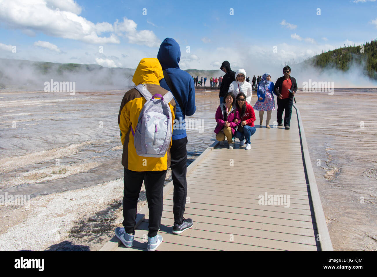 Le persone sono in posa per la foto sul lungomare vicino al Grand Prismatic Spring, Midway Geyser Basin, il Parco Nazionale di Yellowstone Foto Stock