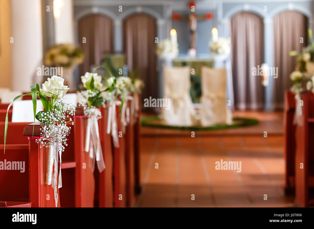 Giorno di nozze - decorazione della chiesa Foto Stock