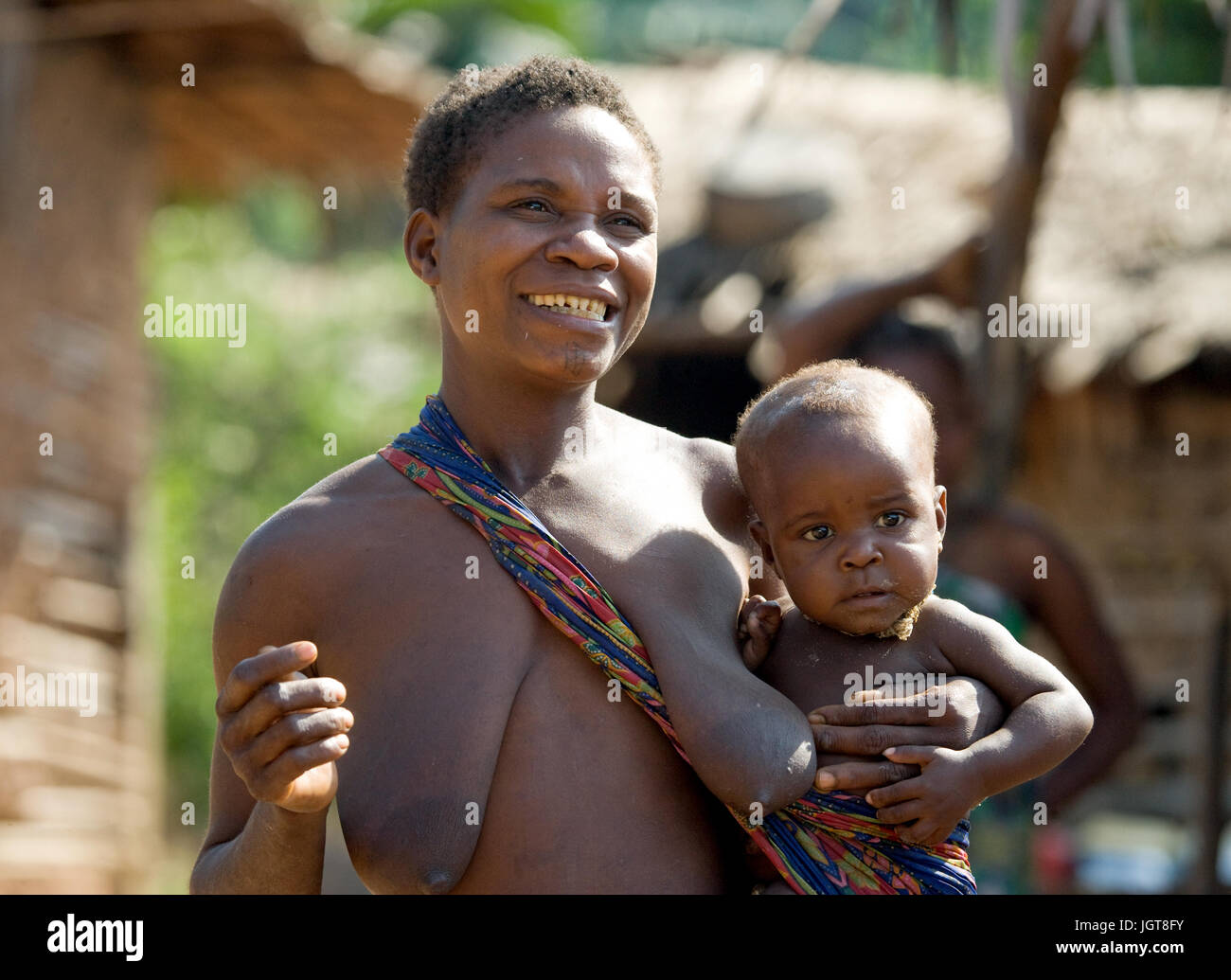 DZANGA-SANHA riserva forestale, REPUBBLICA CENTRAFRICANA - 2 Novembre 2008: Donna dei pigmei con il bambino. Foto Stock