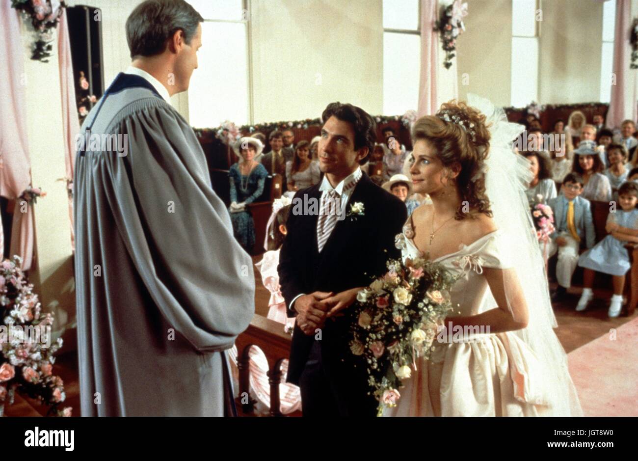 Steel Magnolias Anno : 1989 USA Direttore : Herbert Ross Dylan McDermott, Julia Roberts foto: Zade Rosenthal. È vietato riprodurre la fotografia al di fuori del contesto della promozione del film. Esso deve essere accreditato al Film Company e/o il fotografo assegnato da o autorizzati da/ammessi sul set del Film Company. Limitato a uso editoriale. Foto12 non concede diritti di pubblicità delle persone rappresentate. Foto Stock