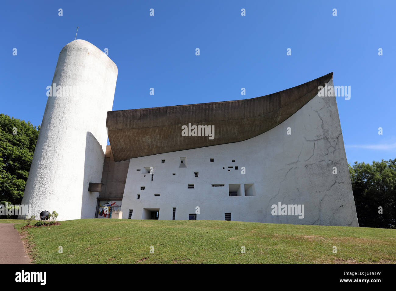 La faccia sud della cattedrale di Notre Dame du Haut cappella in rochamp, Francia, progettato dall'architetto Le Corbusier. La cappella è sul Patrimonio Mondiale UNESCO Foto Stock