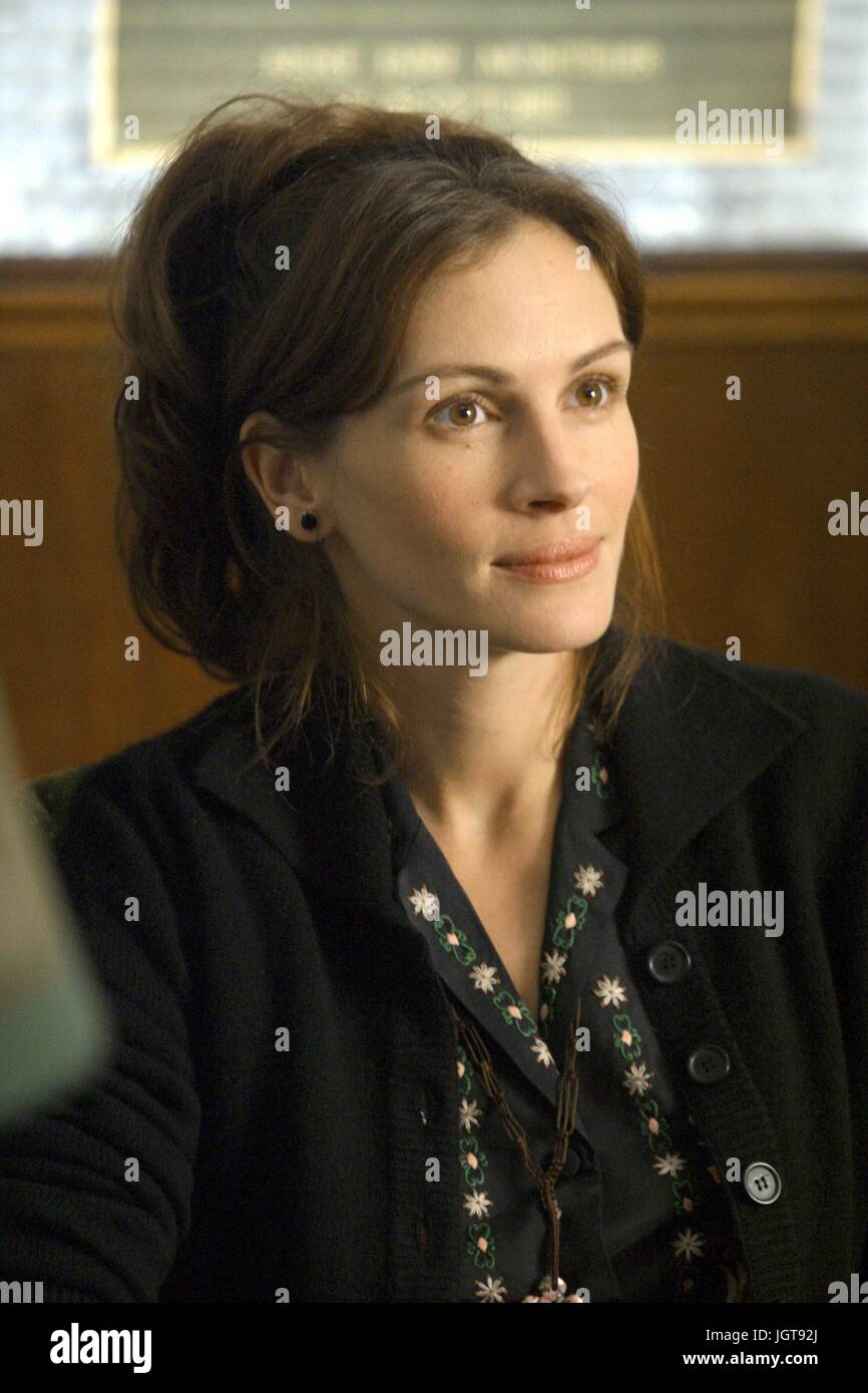 Mona Lisa Smile Anno : 2003 USA Direttore : Mike Newell Julia Roberts foto: Bob Marshak. È vietato riprodurre la fotografia al di fuori del contesto della promozione del film. Esso deve essere accreditato al Film Company e/o il fotografo assegnato da o autorizzati da/ammessi sul set del Film Company. Limitato a uso editoriale. Foto12 non concede diritti di pubblicità delle persone rappresentate. Foto Stock