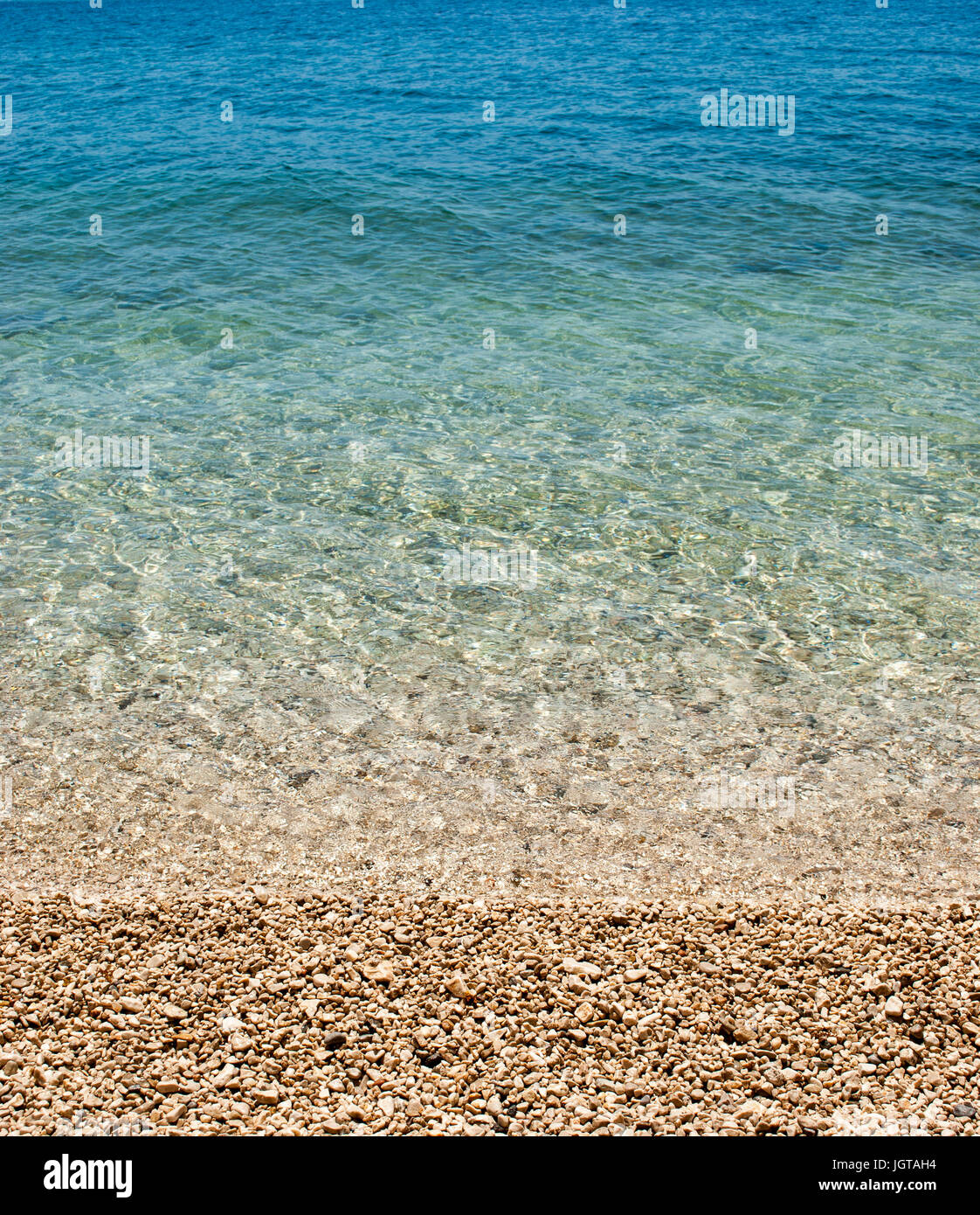 Square immagine di sfondo di calma turchese del mare sulla spiaggia di ciottoli Foto Stock