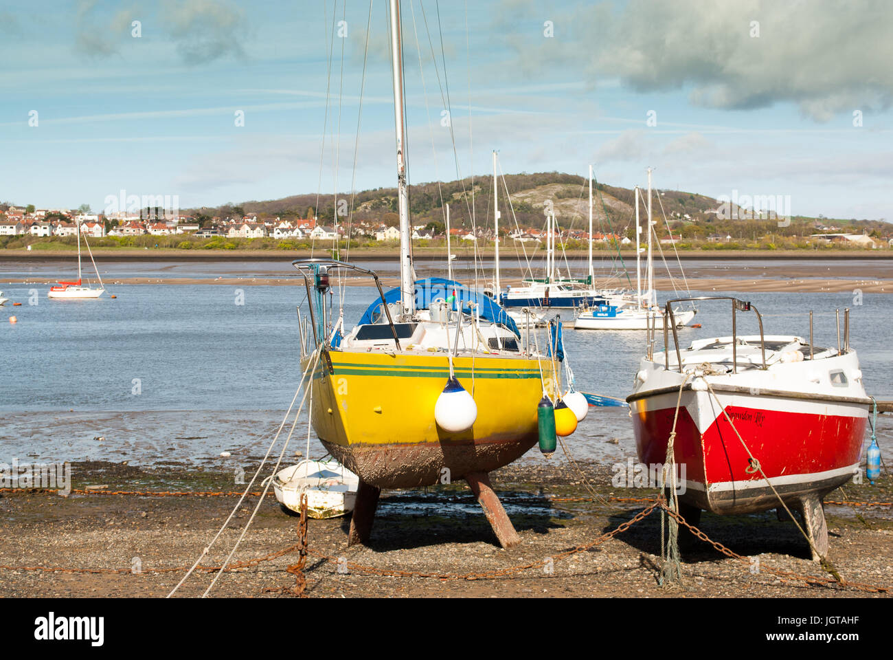 Due piccole barche da pesca sulla sabbia a bassa marea a Conwy, Galles Foto Stock