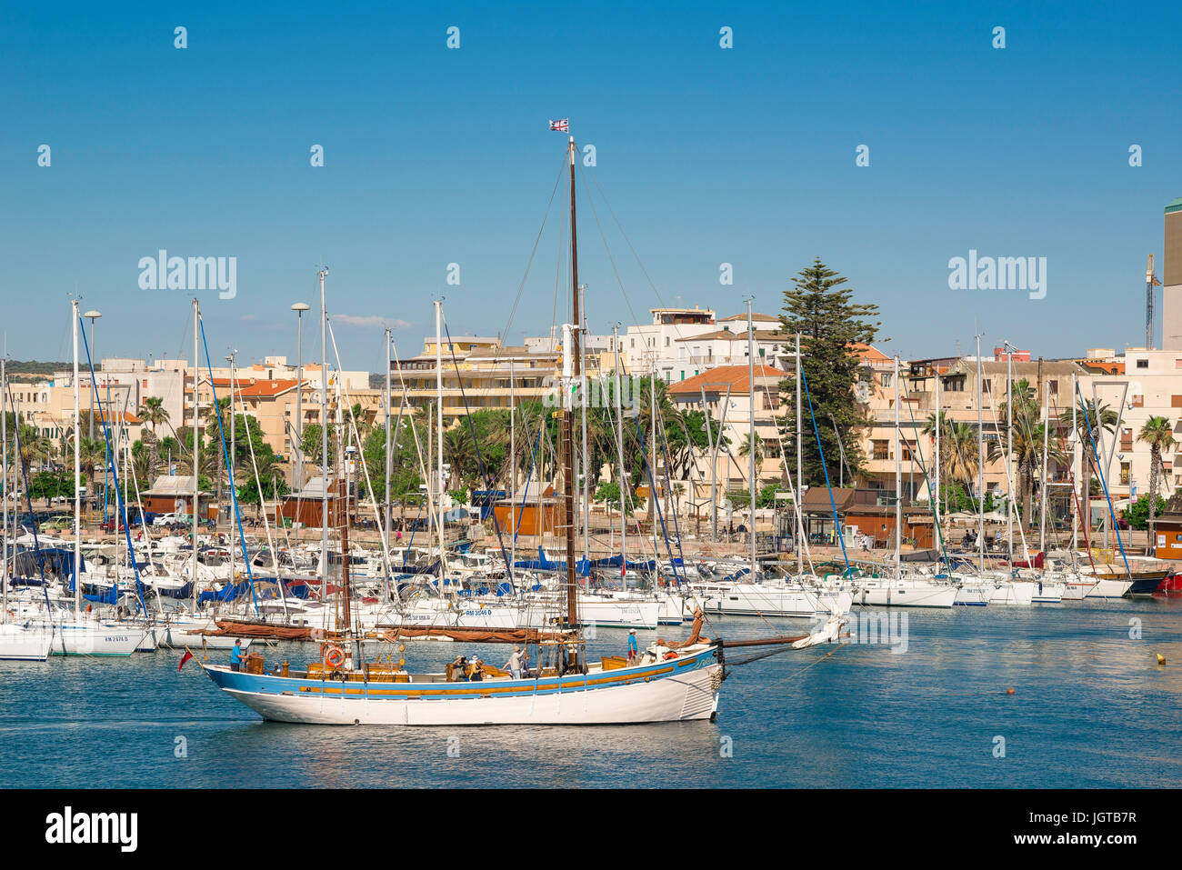 Porto di Alghero Sardegna, una barca a vela usato per le escursioni turistiche ritorna al porto di Alghero, Sardegna, dopo un pomeriggio escursione lungo la costa. Foto Stock