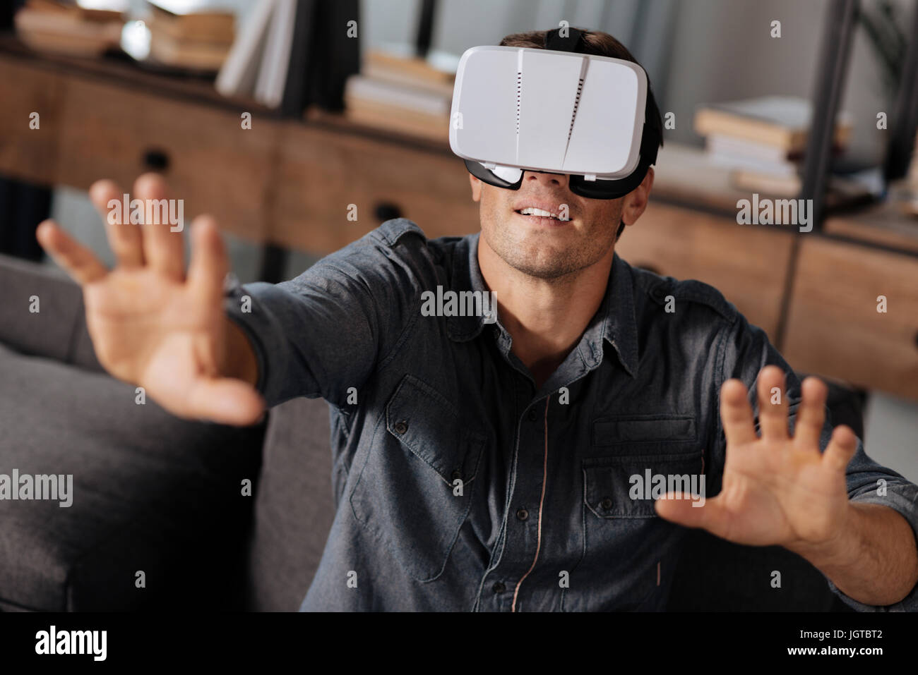 Affascinante uomo energico il test più recente ingranaggio VR Foto Stock