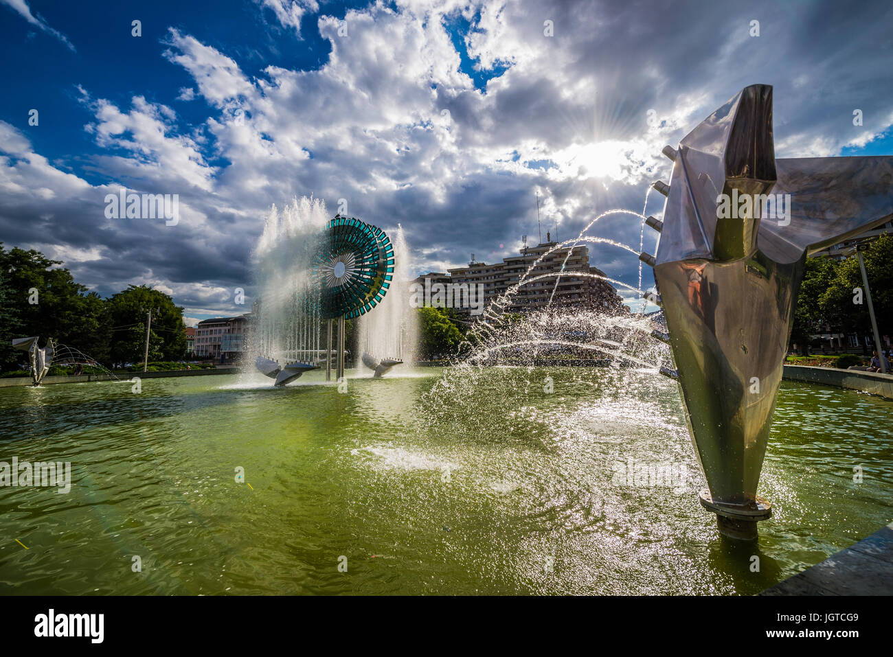 Fontana nel parco dell'Unione (Parcul Unirii) in Alba Iulia città situata sul fiume Mures nella contea di Alba, Transilvania, Romania Foto Stock