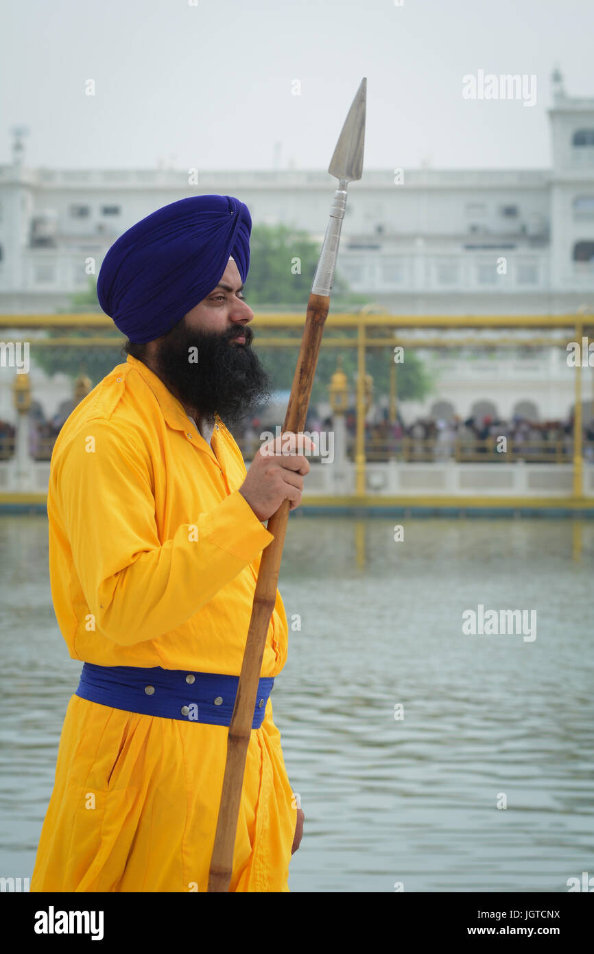 Amritsar, India - 25 luglio 2015. Ritratto di guardia Sikh presso il Tempio d'oro di Amritsar, India. Foto Stock