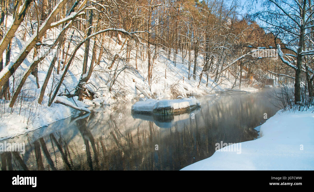 Non fiume di congelamento in inverno la foresta, Kazan, Russia Foto Stock