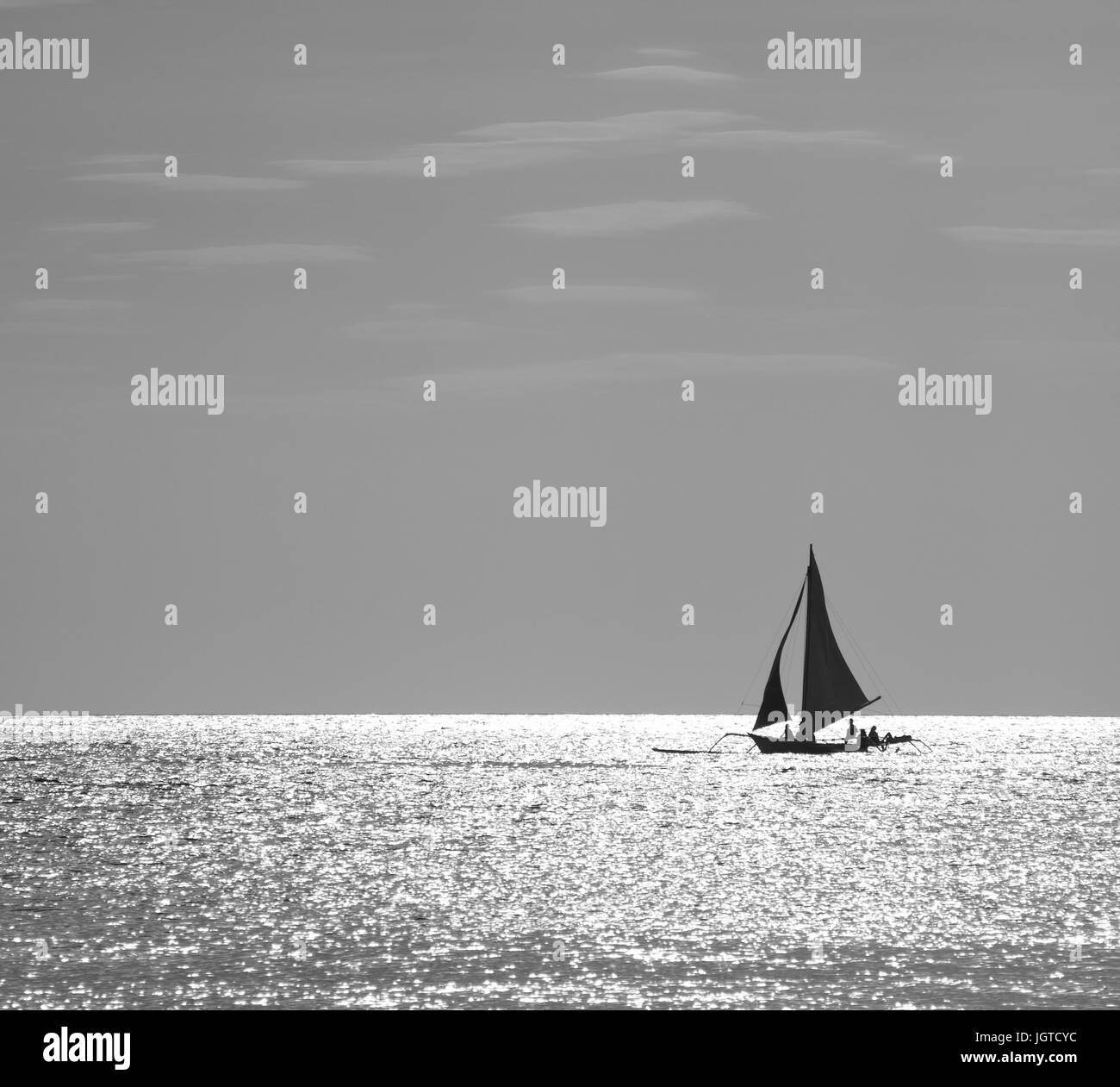 Filippino in barca a vela sul mare increspato in presenza di luce solare Foto Stock