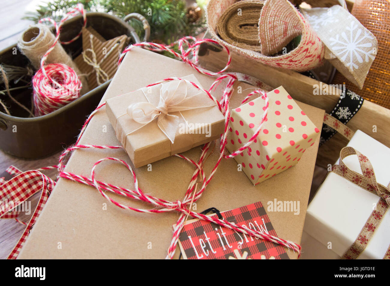 Impacchettare i regali di Natale Foto Stock