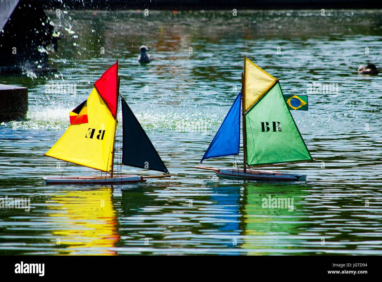 Giocattolo a vela Barche in Grand Bassin Duck Pond nei Giardini del Lussemburgo a Parigi, Francia. Foto Stock