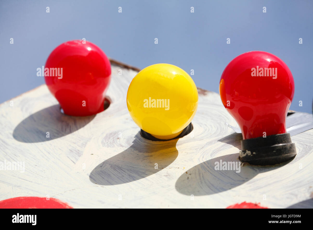 Colorfully lampadine elettriche con cielo blu Foto Stock