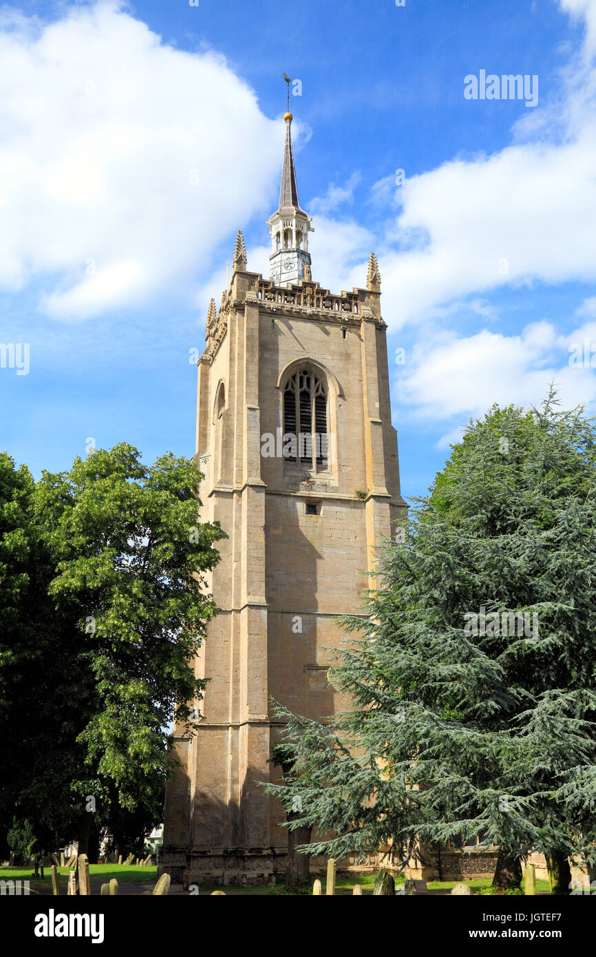Swaffham Chiesa Parrocchiale, West Tower, cimitero, sagrato, pietre tombali, Norfolk, Inghilterra, Regno Unito Foto Stock