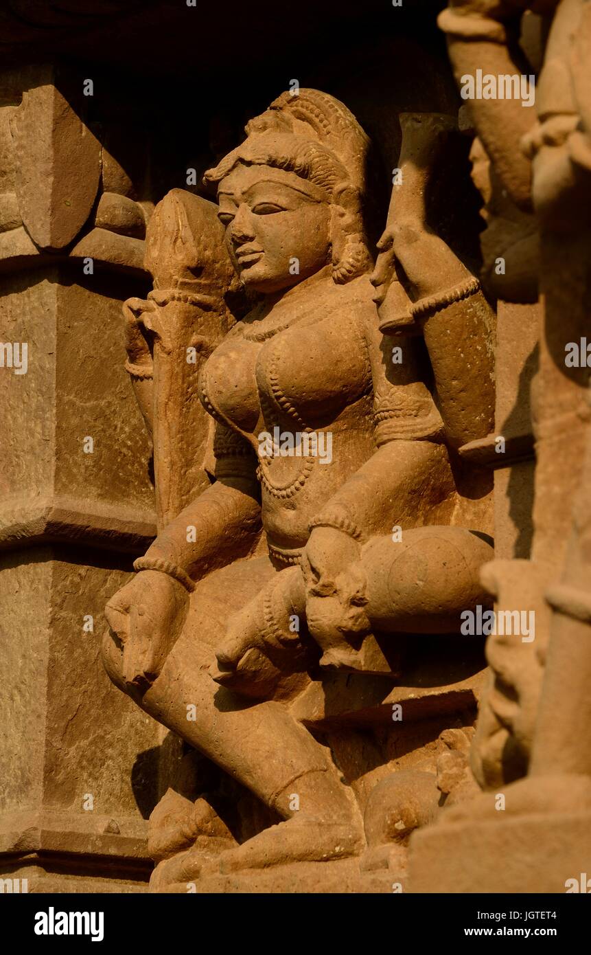 La statua della dea Parvati - consorte del Signore Shiva. Nascosto, in basso a destra vi è una lavata fino lion - il suo vahana, Lakshmana Temple, Khajuraho, India Foto Stock