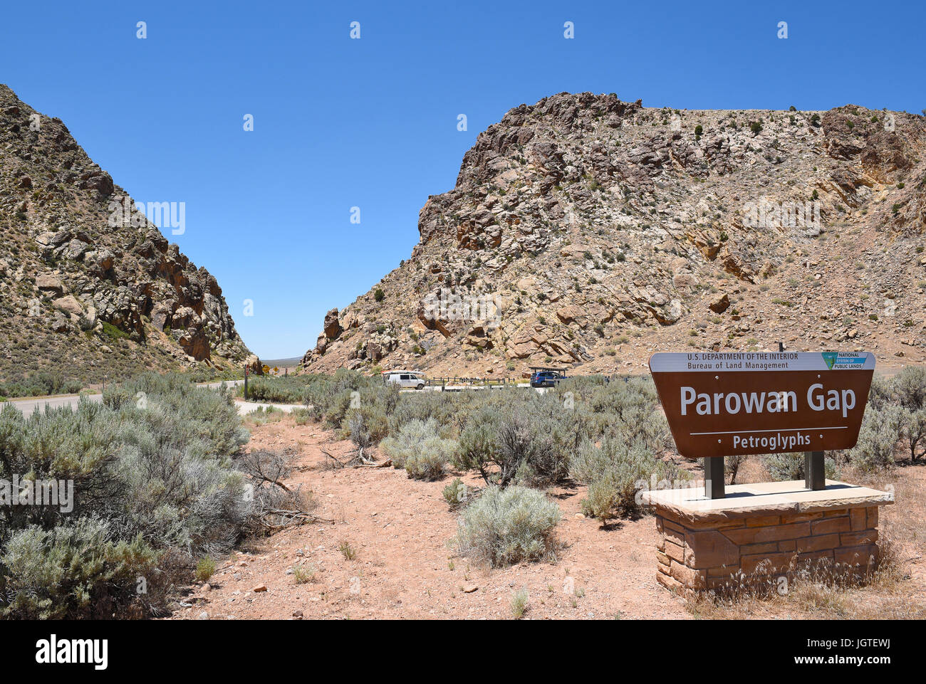 PAROWAN, Utah - Giugno 29, 2017: Parowan Gap segno. In corrispondenza del bordo del secco poco sale lago, si trova una naturale gap in montagna, coperto con centinaia o Foto Stock