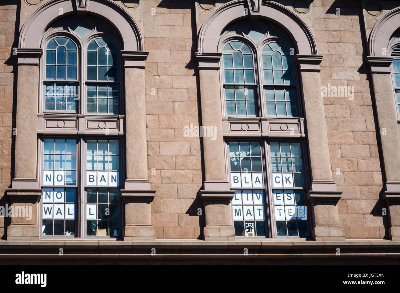 Protesta politica segni visualizzati in una New York City building finestra che leggere "nero vive la materia', 'Nessun divieto' e 'Nessuna parete', STATI UNITI D'AMERICA Foto Stock