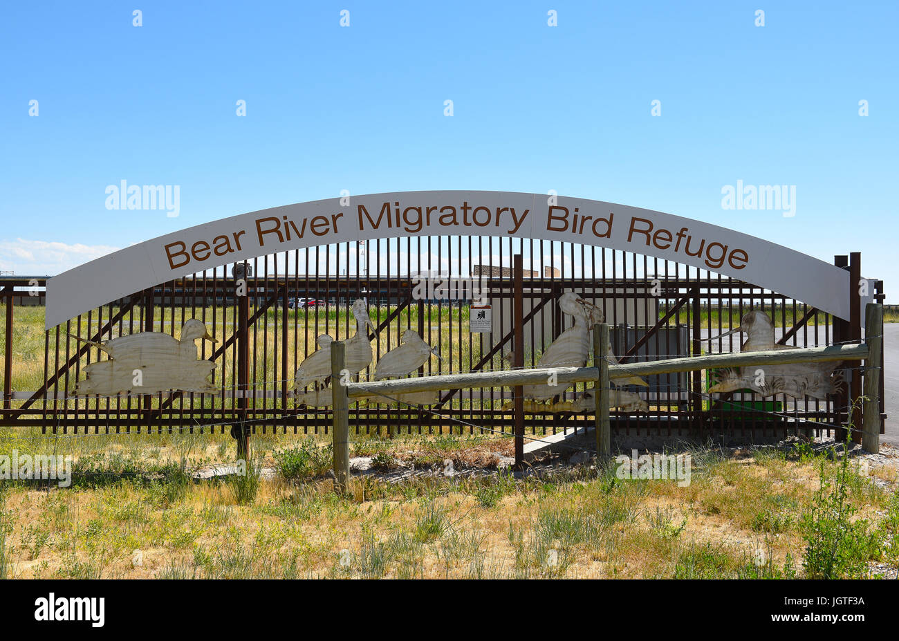 La Brigham City, Utah - Giugno 28, 2017: Recare il fiume uccello migratore rifugio cancello di ingresso e segno. Il rifugio copre l'Orso Fiume e suo delta dove f Foto Stock