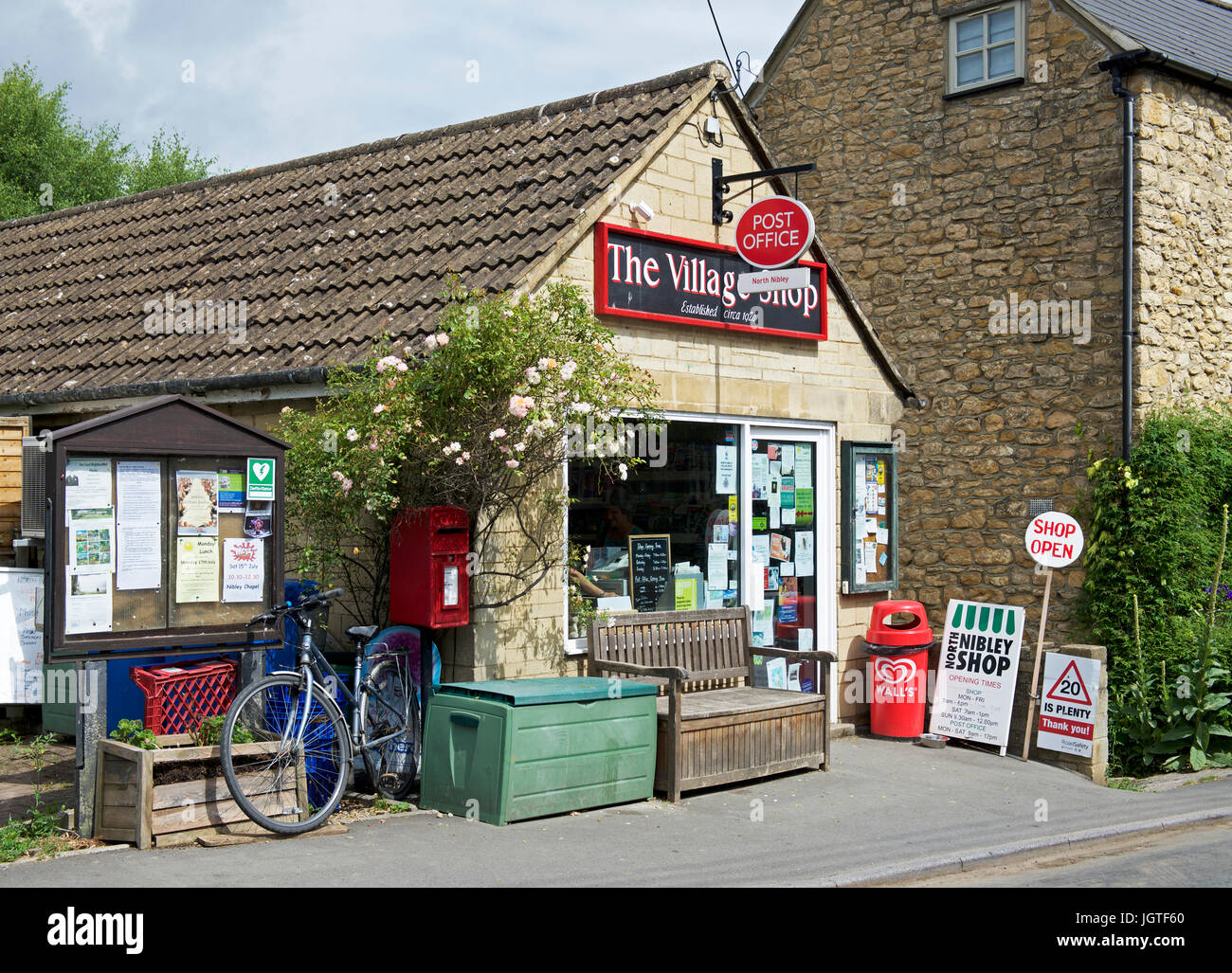 Il negozio di paese e Post Office in North Nibley, Gloucestershire, England Regno Unito Foto Stock