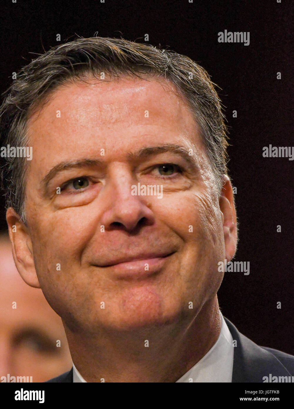 Ex direttore dell'FBI James Comey testimonia davanti al Senato Comitato di Intelligence durante l udienza nel senato Hart ufficio edificio Giugno 8, 2017, a Washington DC. Foto di Mark Reintein Foto Stock