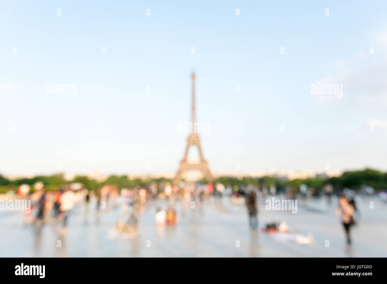Vista offuscata della Torre Eiffel a Parigi, Francia, visto dal Trocadero in una calda luce al tramonto. Foto Stock