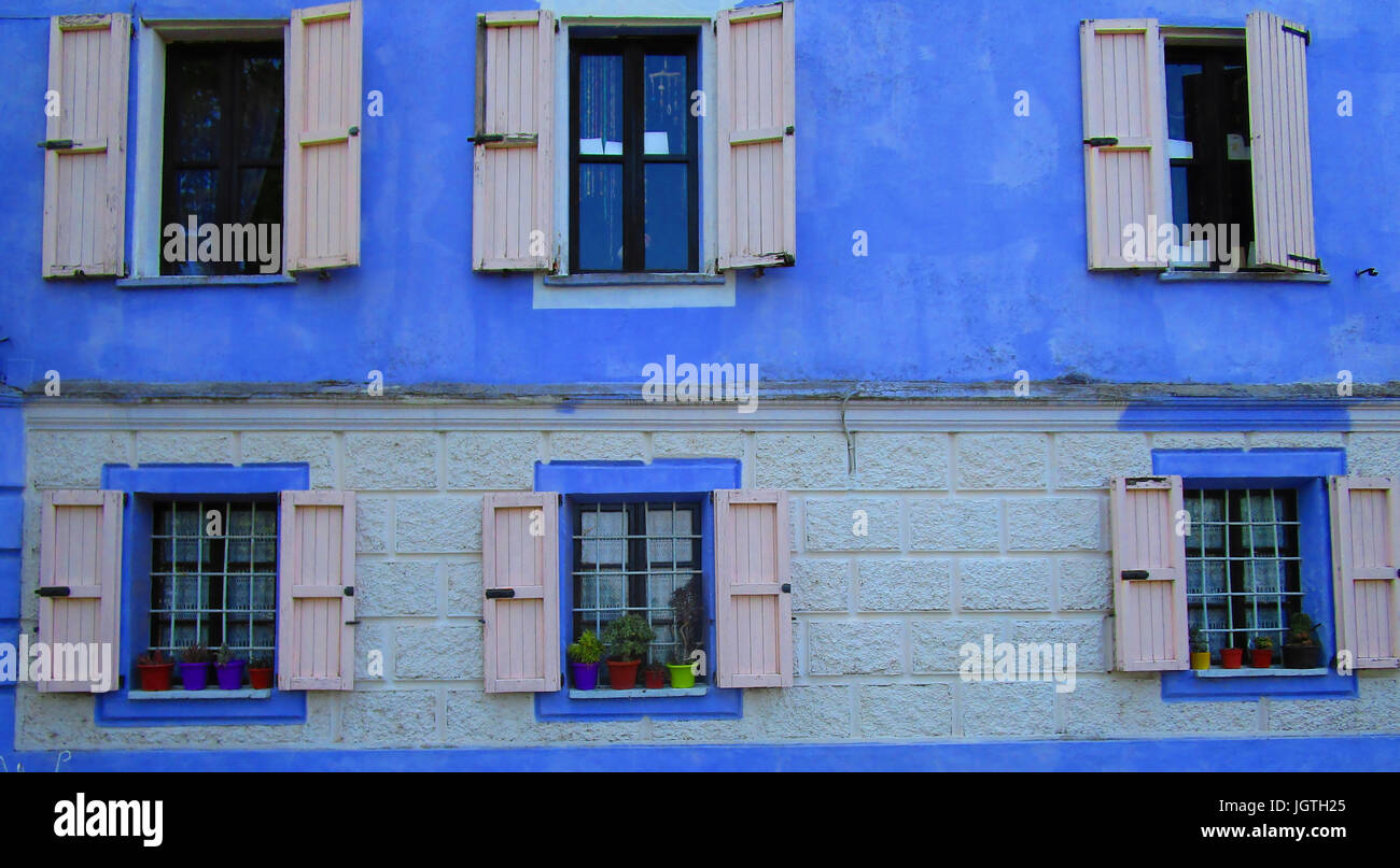 Le finestre della casa bianca e la casa azzurra sulla collina (5) Foto Stock