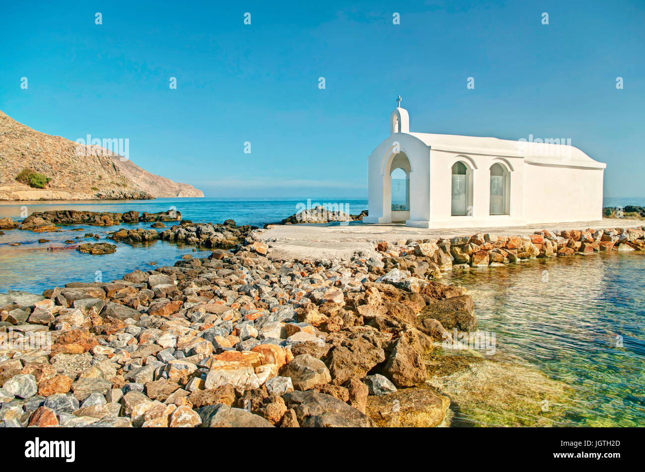 percorso-roccioso-che-conduce-a-piccoli-agios-nikolaos-chiesa-in
