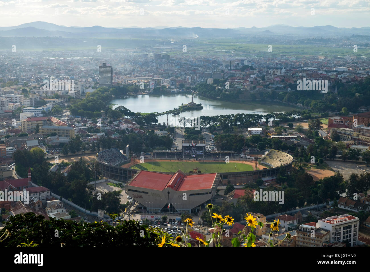 Vista aerea del Lago Anosy, lo stadio e il Palazzo Nazionale della Cultura e dello sport di Antananarivo in Madagascar Foto Stock