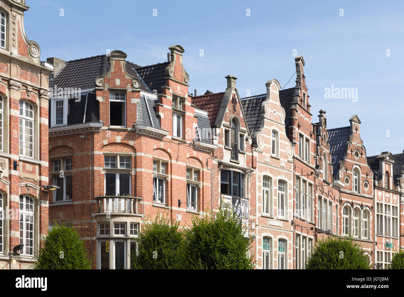 Tipico vecchio edifici fiamminghi con timpani decorativi nel centro di Leuven, in Belgio, in Oude Markt (vecchio mercato) Foto Stock