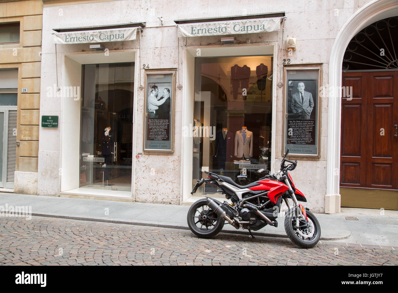 Ernesto Capua negozio di abbigliamento, San Giorgio Street, Modena, Italia  Foto stock - Alamy