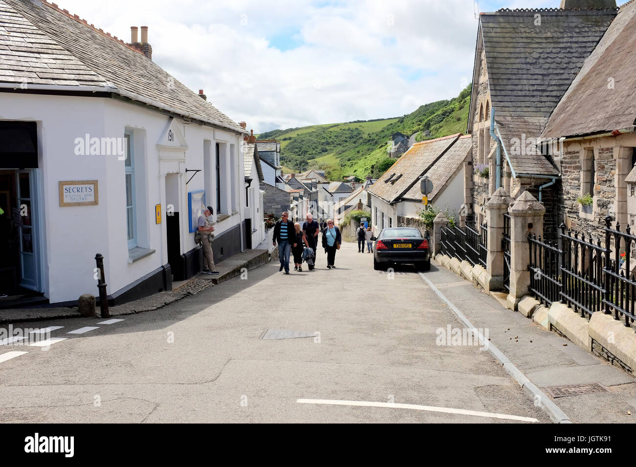 Port Isaac, Cornwall, Regno Unito. Luglio 03, 2017. La strada principale che conduce al porto attraverso la vecchia scuola a Port Isaac in Cornovaglia. Foto Stock