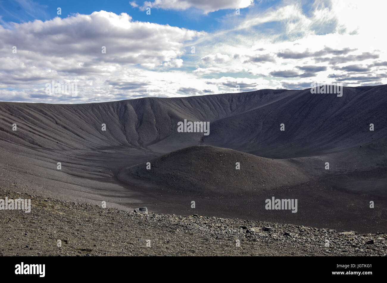 Hverfjall cratere vulcanico vicino al Lago Myvatn in Islanda, uno dei più grandi crateri vulcanici nel mondo con diametro di quasi 800 m nella parte superiore Foto Stock