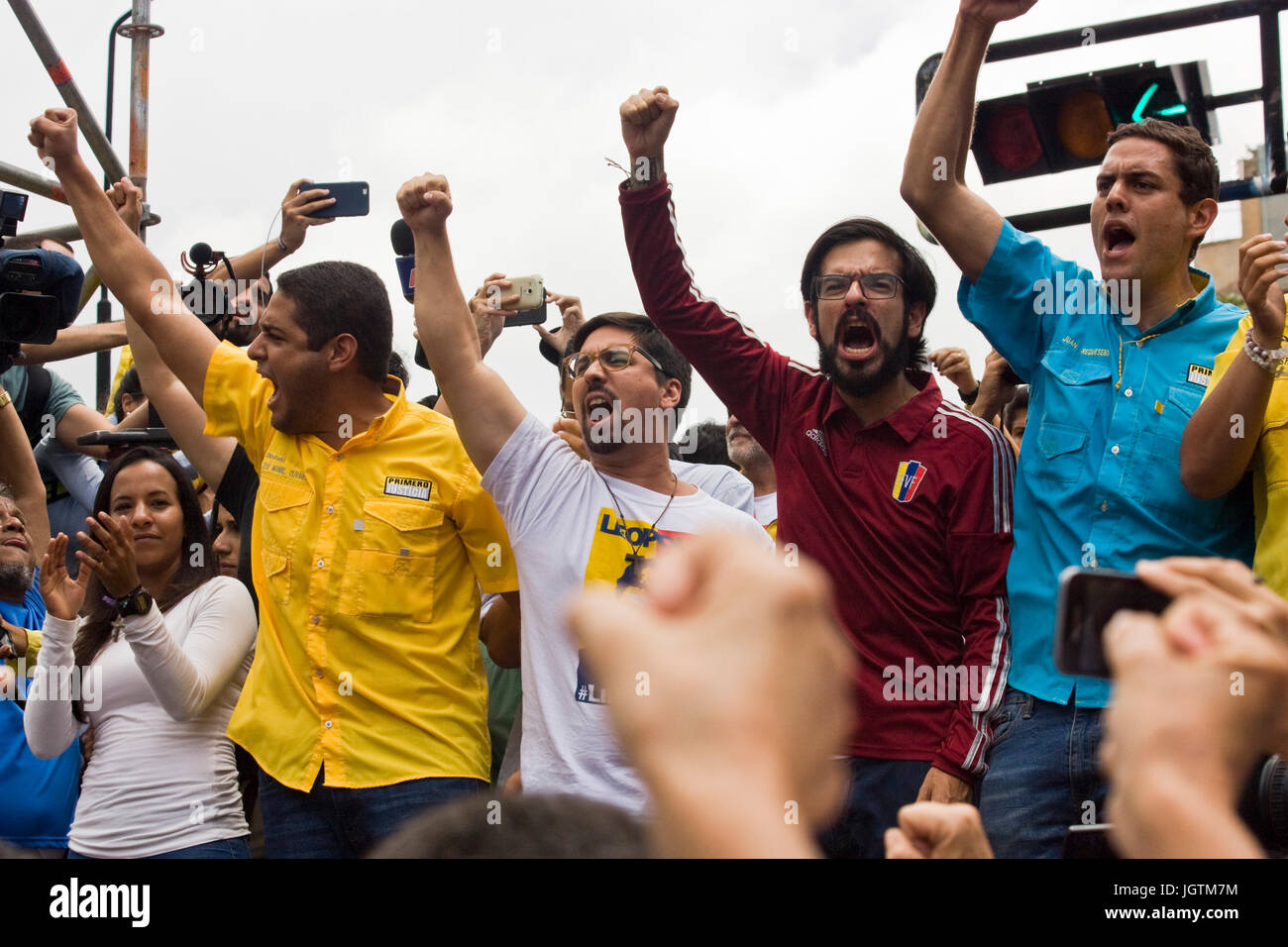 I membri dell' Assemblea nazionale del Venezuela insieme durante una manifestazione di protesta contro il governo di Nicolás Maduro. Foto Stock