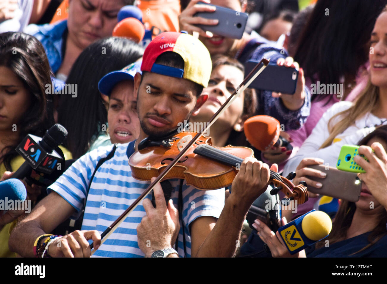 Wuilly arteaga suona il violino durante un raduno politico contro il governo di Nicolás Maduro. Foto Stock