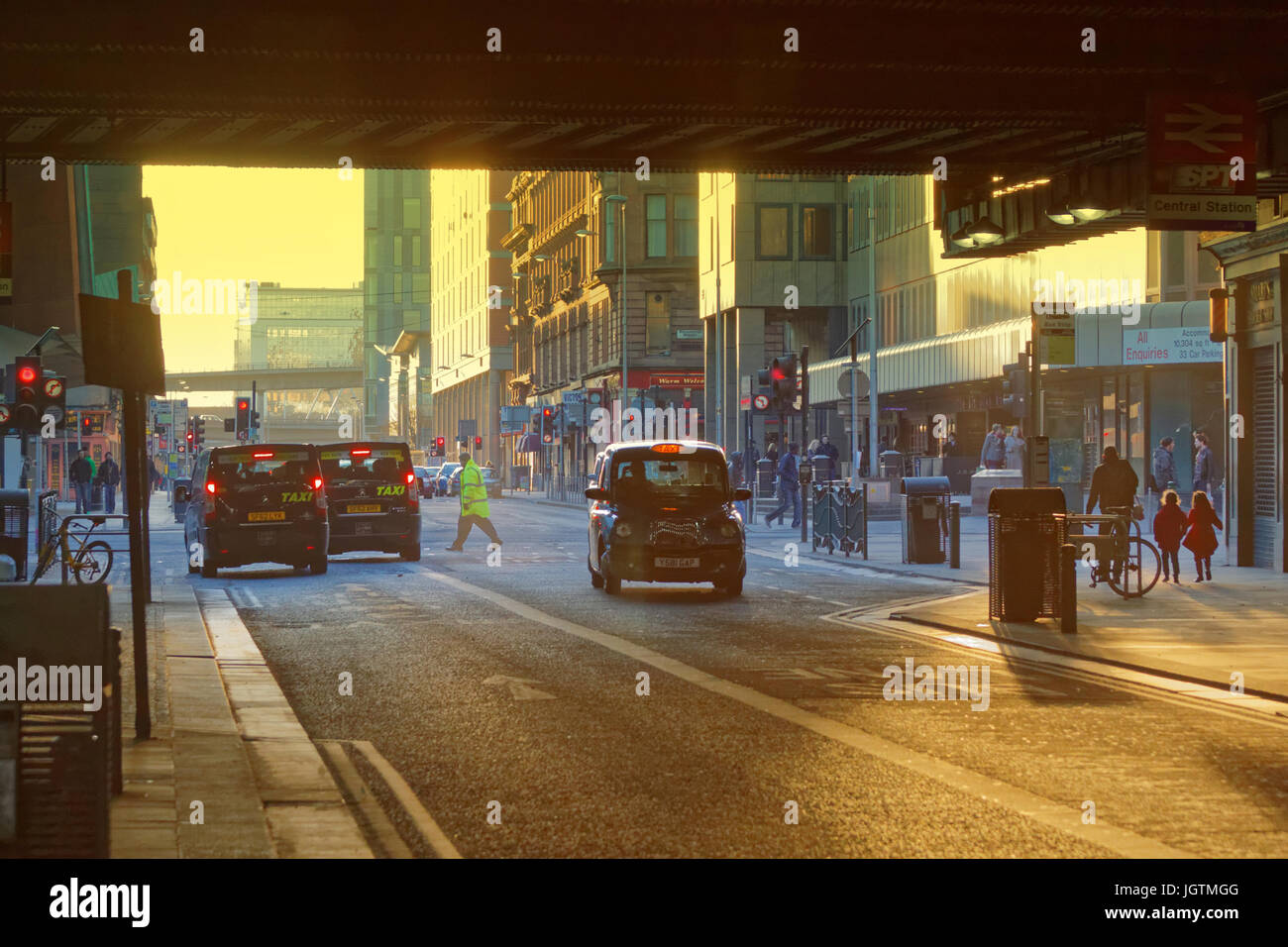 La Hielanman highlander ombrello del ponte ferroviario della stazione centrale di Glasgow, Argyle Street più inquinata spot in Glasgow con annesso Hope Street Foto Stock