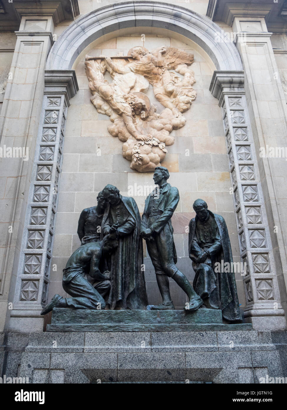 La scultura in bronzo di 'Monument agli eroi di 1809' sulla Carrer del Bisbe, Barcelona, Spagna. Foto Stock
