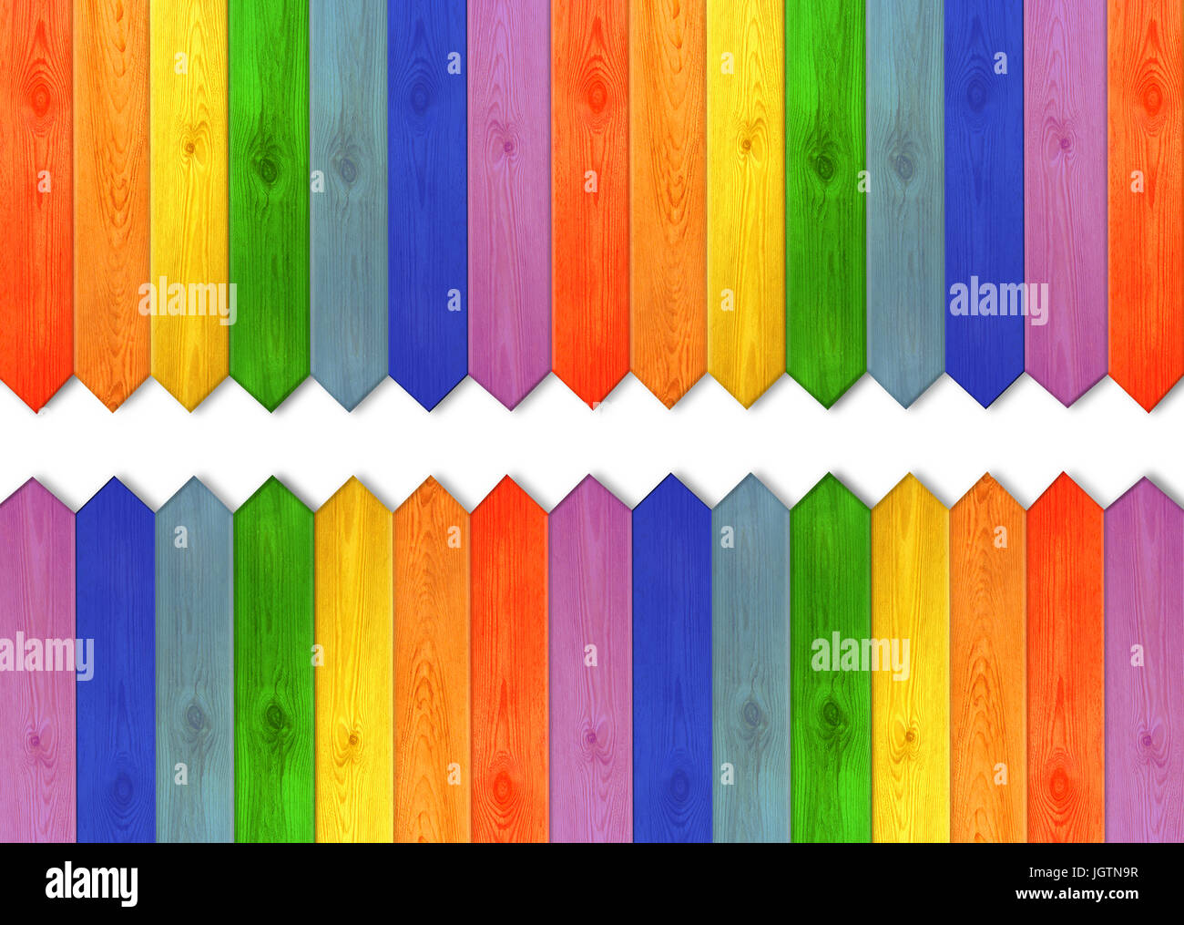 Variopinto di tavole di legno in colori dell'arcobaleno. Multicolore di recinzione di legno dai colori del arcobaleno con uno spazio bianco nel mezzo. Luogo vuoto per il testo Foto Stock