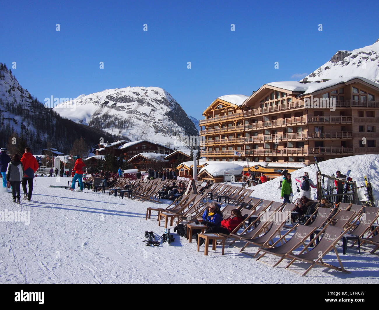 Val d'Isere, Francia - 12 Marzo 2016: Ski bar sotto il sole Foto Stock