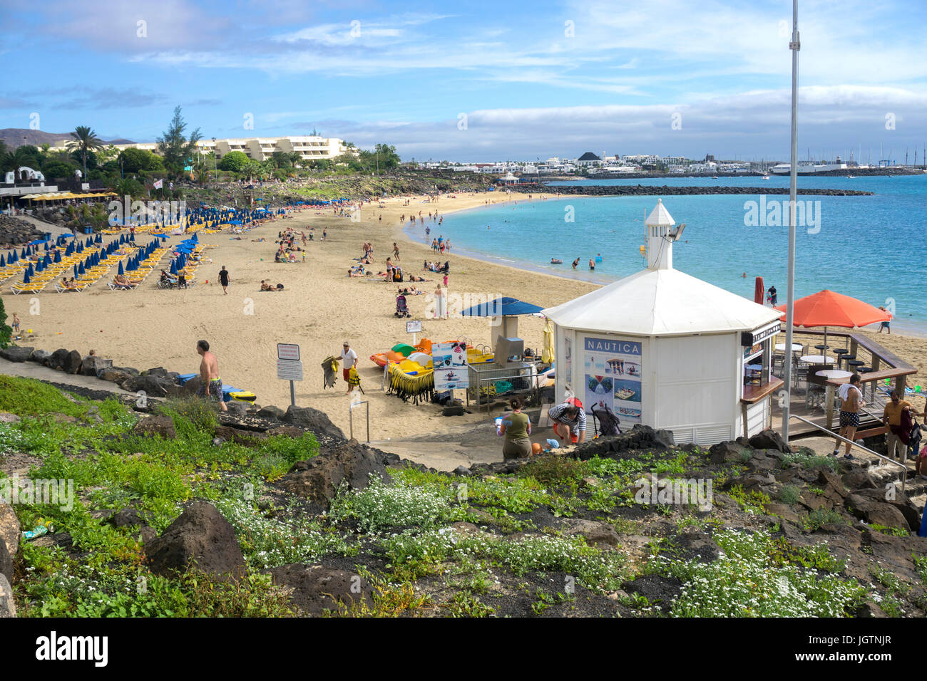 Strandbar am badestrand Playa dorada bei playa blanca, Lanzarote, kanarische isole, europa | bar sulla spiaggia a Playa dorada beach, playa blanca, Lanzarote Foto Stock