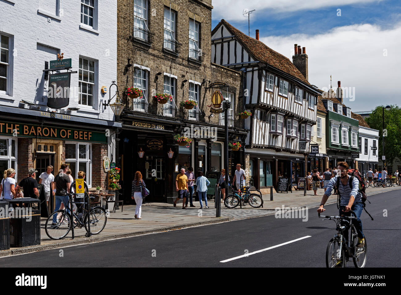 Persone e il ciclista su Bridge Street, Cambridge, Cambridgeshire, England, Regno Unito Foto Stock