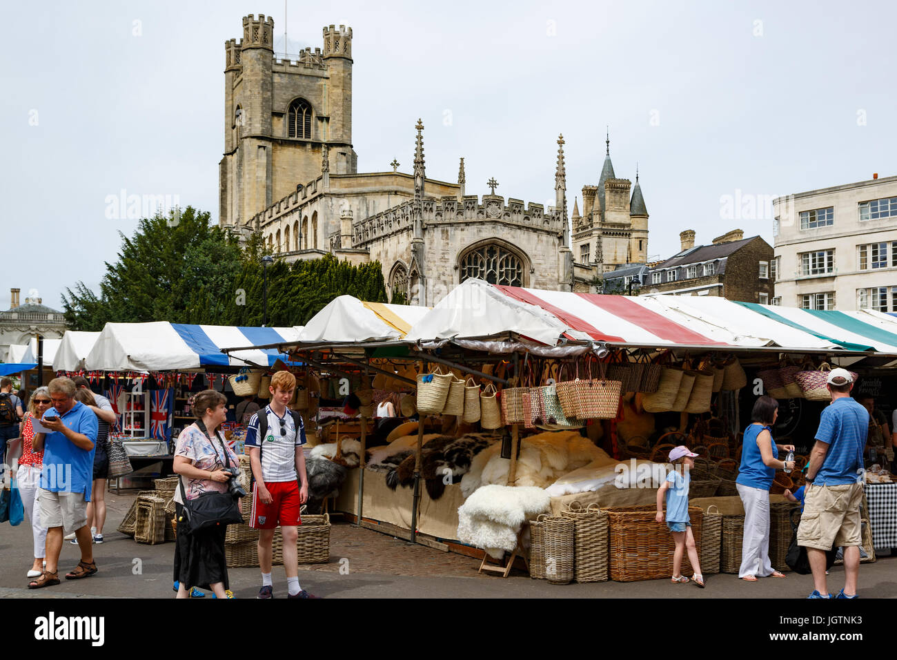 Cambridge mercato generale e Grande chiesa di S. Maria, la piazza del mercato, Cambridge, Cambridgeshire, England, Regno Unito Foto Stock