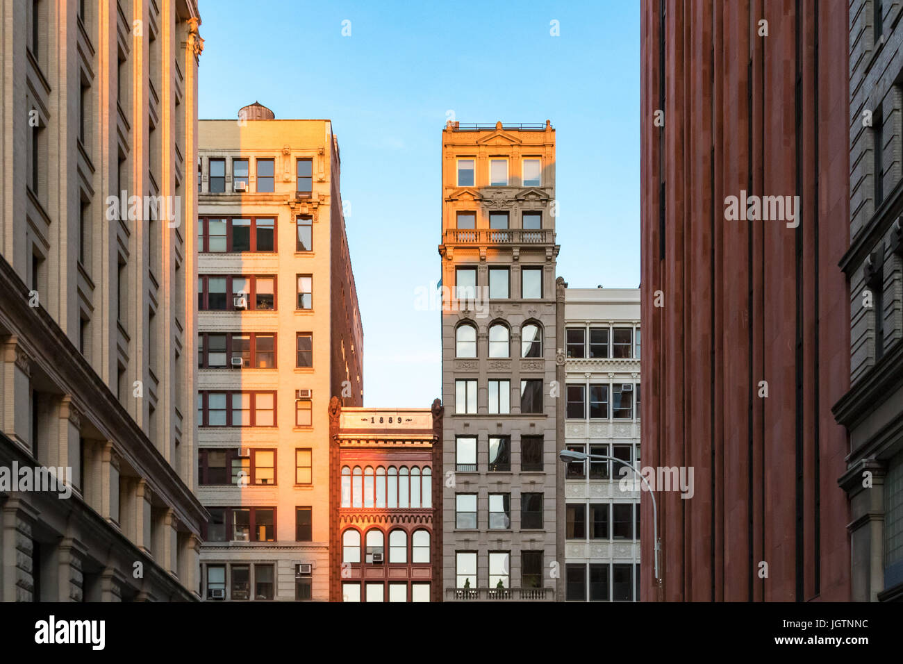 New York City street view di edifici storici su Broadway in Manhattan Foto Stock