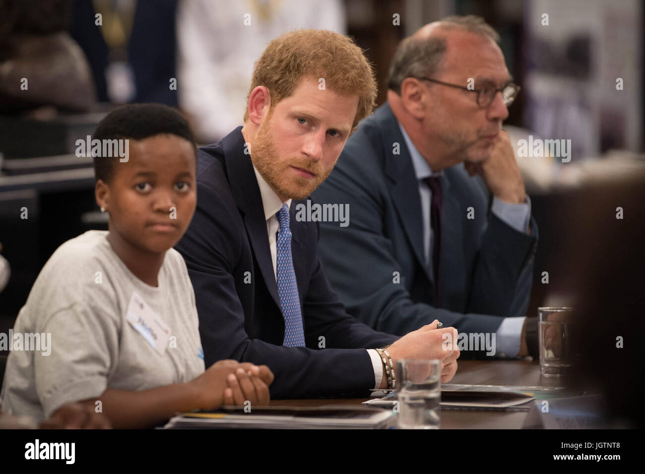Il principe Harry incontra il personale durante una visita alla Scuola Londinese di Igiene e Medicina Tropicale nel quartiere di Bloomsbury a Londra dove ha visto il lavoro svolto per la lotta contro alcune delle più pressanti questioni di salute. Foto Stock