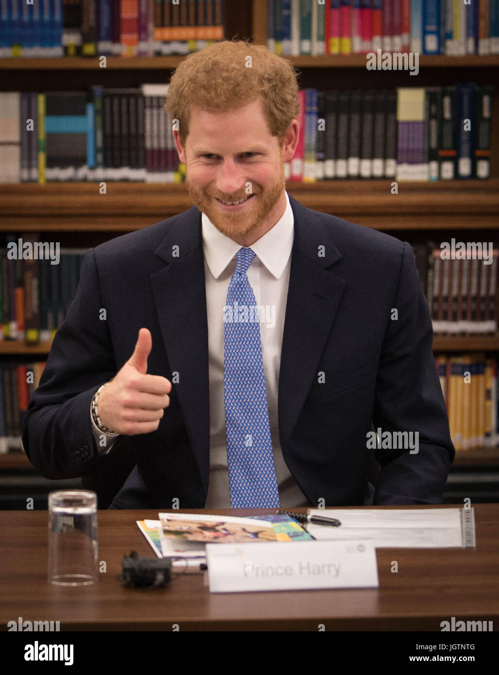 Il principe Harry incontra il personale durante una visita alla Scuola Londinese di Igiene e Medicina Tropicale nel quartiere di Bloomsbury a Londra dove ha visto il lavoro svolto per la lotta contro alcune delle più pressanti questioni di salute. Foto Stock