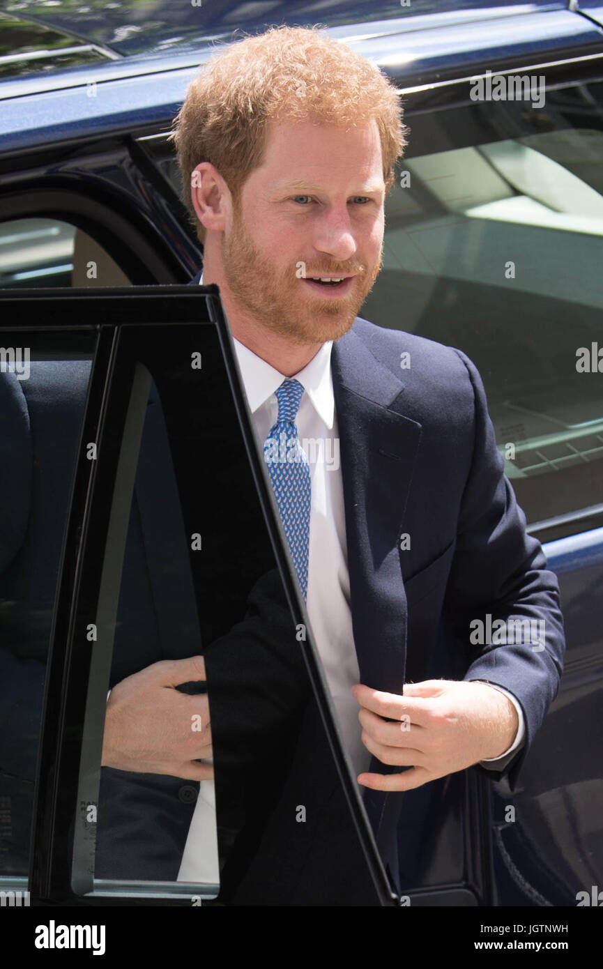 Il principe Harry arriva alla Scuola Londinese di Igiene e Medicina Tropicale nel quartiere di Bloomsbury a Londra dove ha visto il lavoro svolto per la lotta contro alcune delle più pressanti questioni di salute. Foto Stock