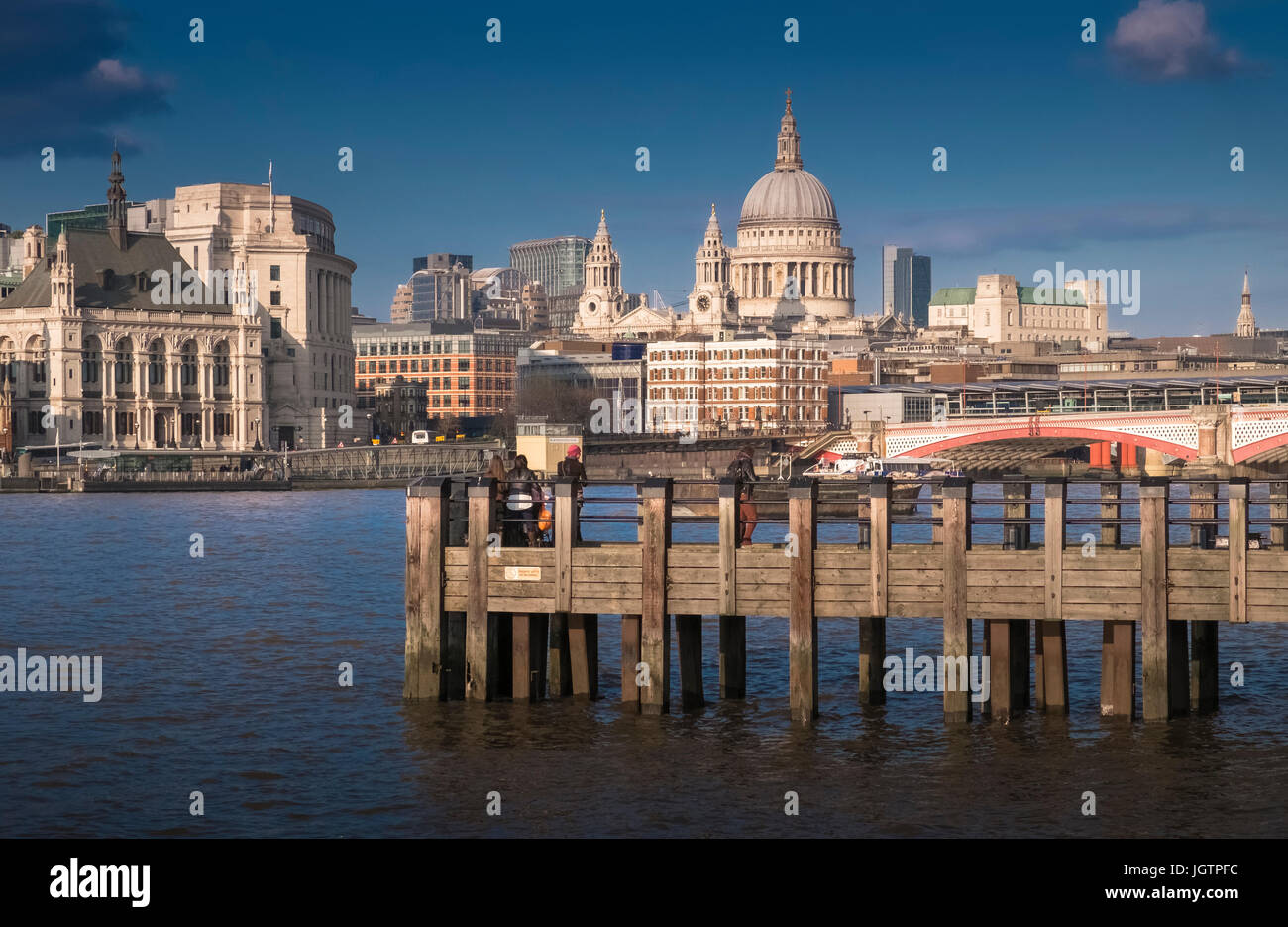 Lo skyline di Londra, con iconica cupola della cattedrale di St Paul in background, London, England, Regno Unito Foto Stock