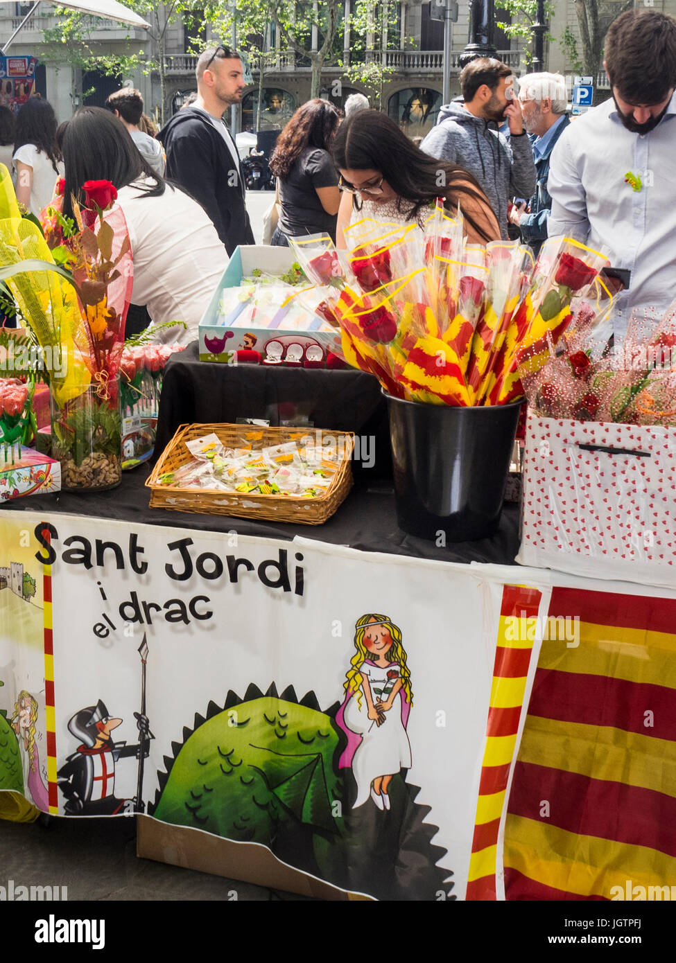 Una bancarella vendendo rose rosse su Sant Jordi giorno, Barcelona, Spagna. Foto Stock