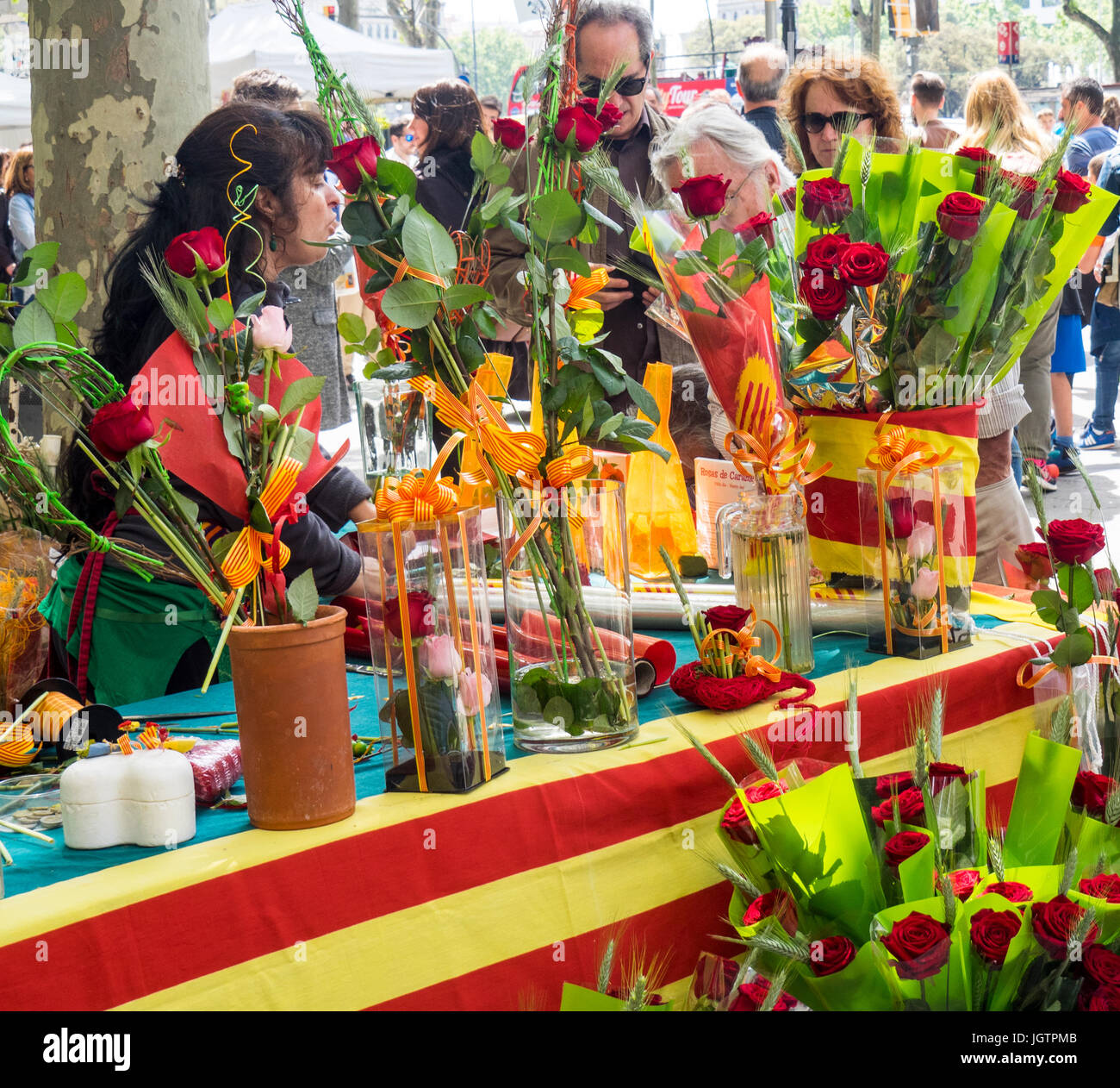 Una donna vendita di rose rosse su Sant Jordi giorno, Barcelona, Spagna. Foto Stock