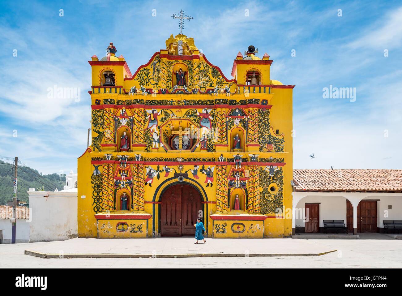 Un piccolo villaggio delle Highlands occidentali del Guatemala, San Andrés Xecul è casa di un vivacemente dipinto chiesa cattolica adornata con un affascinante assortimento Foto Stock